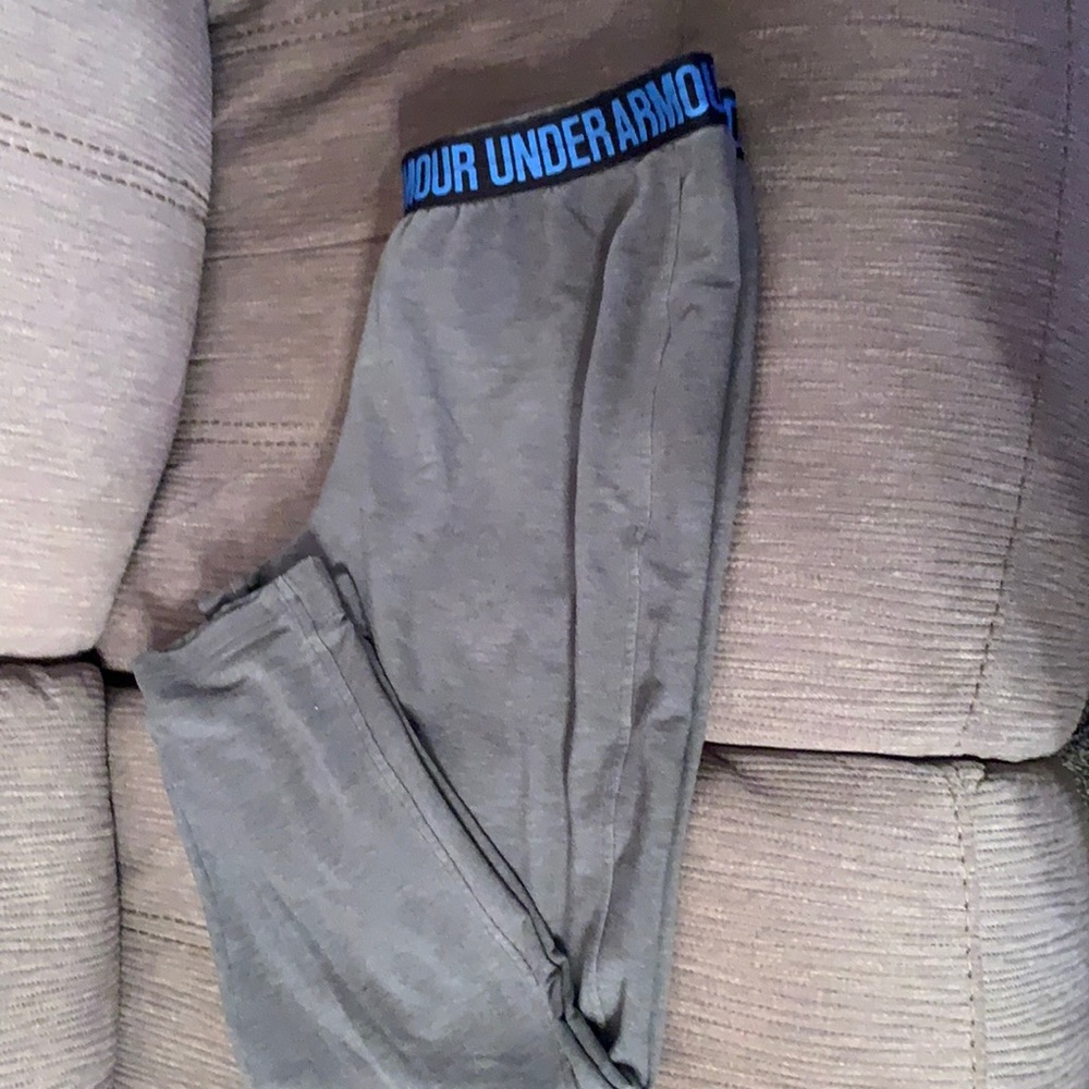 Ladies loose fit Under Armour capri’s